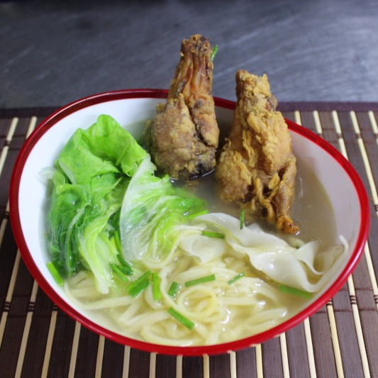 Sopa Wantan con Pollo Crocante