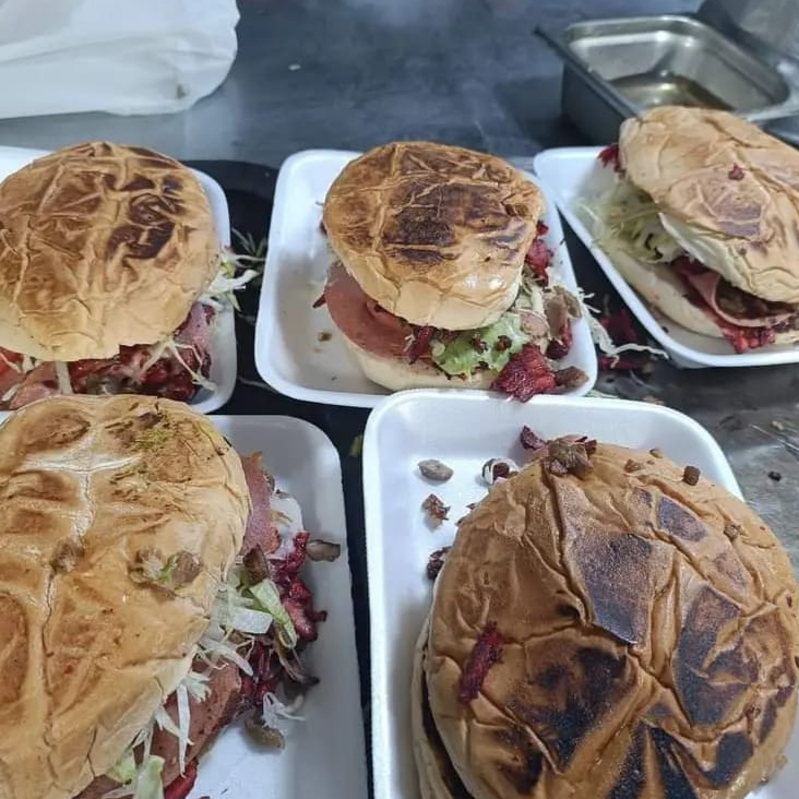 2 tortas con trompo