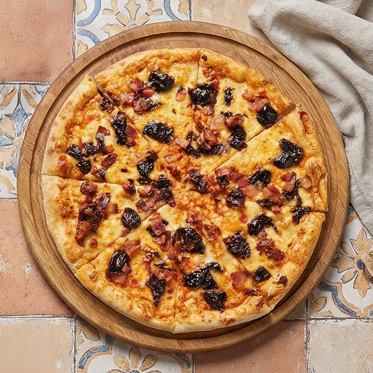 PIZZA CIRUELA Y TOCINETA MEDIANA