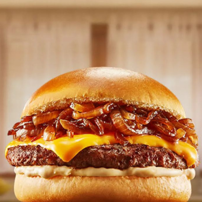 Pão Com gergelim, Carne, cebolad caramelizada e Queijo Cheddar