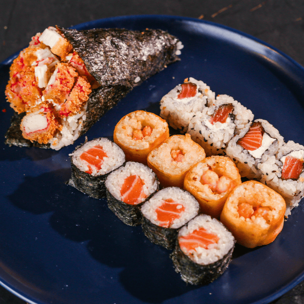 04 Hossomaki Salmon, 04 Hot Ebi Crocante, 04 Uramaki Salmon e 01 Temaki Kani Empanado.