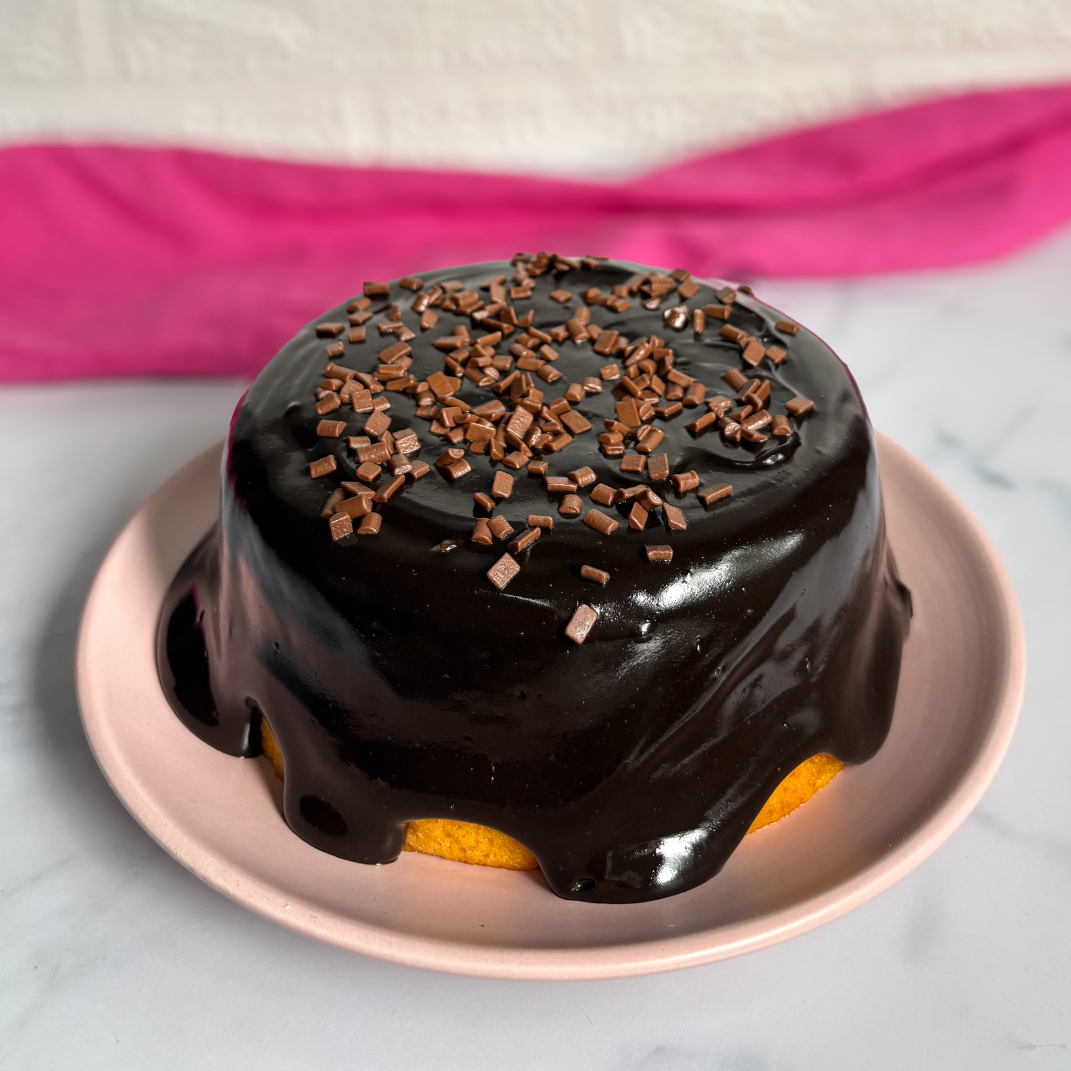 Serve de 6 a 8 pedaços e pesa aproximadamente 800. Bolo de cenoura com muita cobertura cremosa de chocolate 50% e finalizado com granulado granulé.