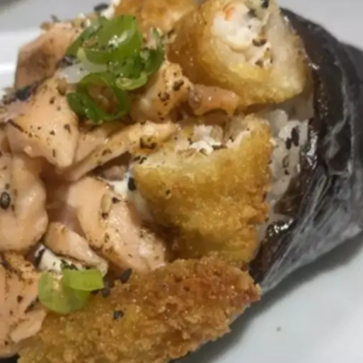 Cone de nori recheado com arroz; salmão maçaricado e camarões empanados.