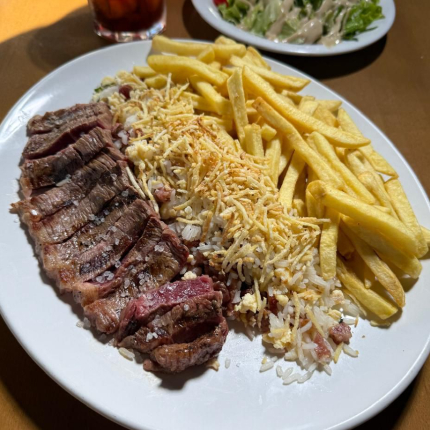 Ancho Black Angus servido com batatas fritas e arroz biro biro. Acompanha salada do Cheff.