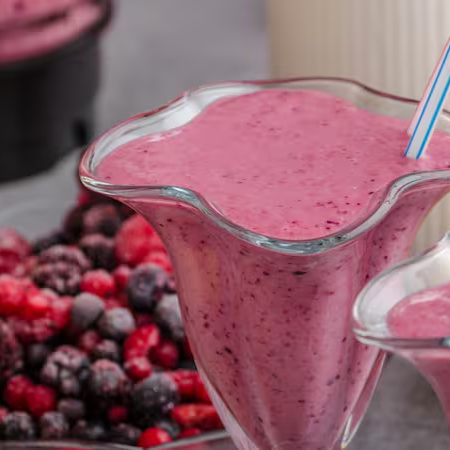 Um mix vibrante de frutas vermelhas! Sorvete de baunilha, morango, framboesa e amora, batidos até a perfeição. Coberto com calda de frutas vermelhas e uma pitada de crocância, é uma explosão de sabor a cada gole.