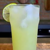 Limões frescos espremidos na hora Super rica em Vitamina C e ácido cítrico, ela auxilia na digestão, equilibra o pH do organismo (tem efeito alcalinizante) e ajuda a desintoxicar o corpo. É o hidratante natural por excelência!