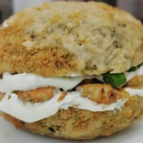 Sushi em formato de hamburguer,recheado com creem cheese,arroz e cebolinha .