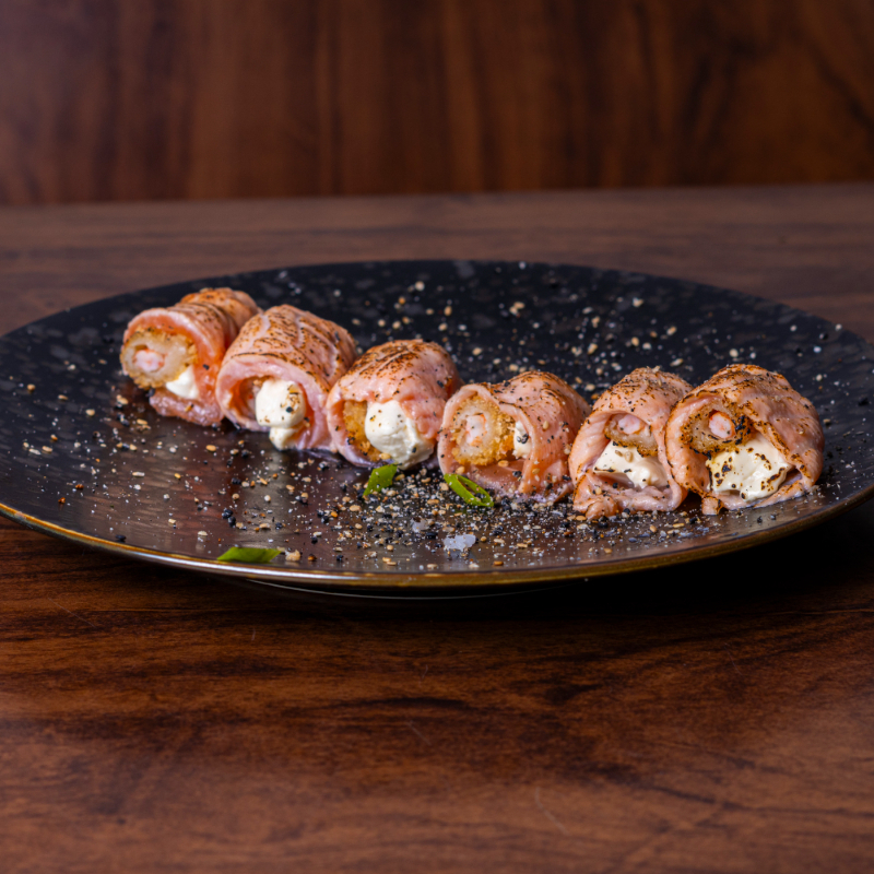 Lâmina de salmão recheado com camarão crocante e cream cheese