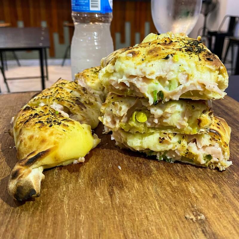 Peito de peru, alho poró , Catupiry (massa: azeite, parmesão e orégano)