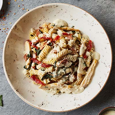 FUSILLI POLLO Y TOCINETA