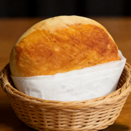O hambúrguer fechado assado é uma deliciosa combinação de suculenta carne de hambúrguer, presunto e mussarela ralada, tudo envolto em um pão macio e saboroso. O toque final fica por conta do molho de tomate, que adiciona um toque especial de sabor e complementa perfeitamente os ingredientes. É uma opção cheia de sabores intensos, perfeito para satisfazer aquela vontade de uma refeição reconfortante e saborosa.