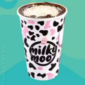 Milkshake feito com sorvete de baunilha, batido com bombom Raffaello e borda de brigadeiro. Coco ralado no topo. #doces #sobremesas #coco #chocolate