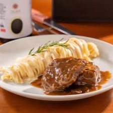 Massa ao molho alfredo e mignon ao molho roti