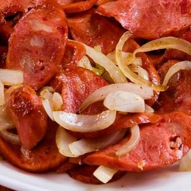 Calabresa super saborosa e acompanha arroz, feijão e legumes.