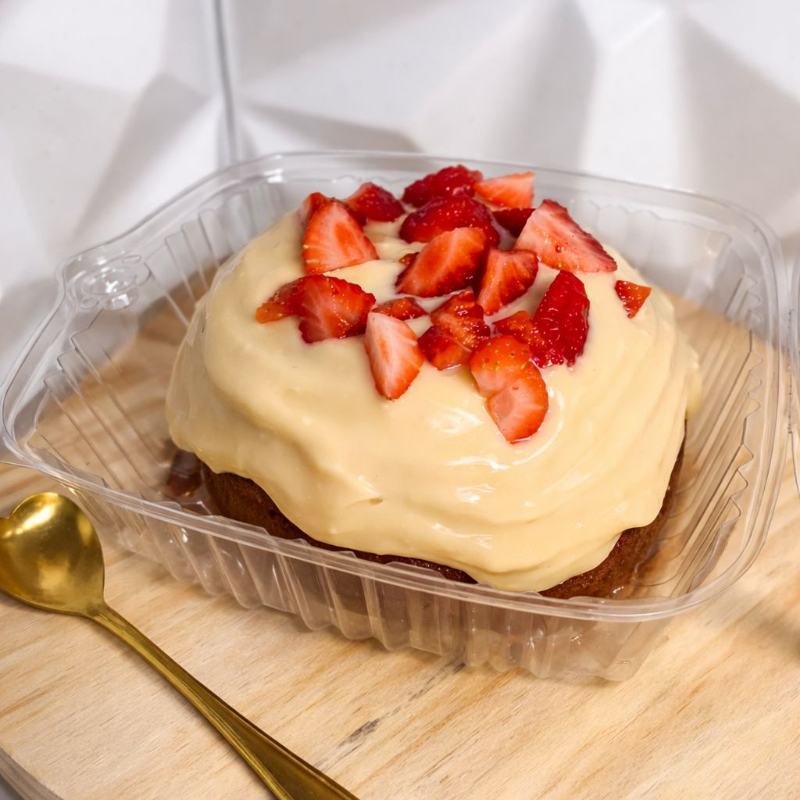 🍰 Branco cremoso que derrete na boca, morangos fresquinhos por cima e aquele sabor que conquista na primeira colherada 🤍🍓 Simplesmente irresistível Aprox 270g