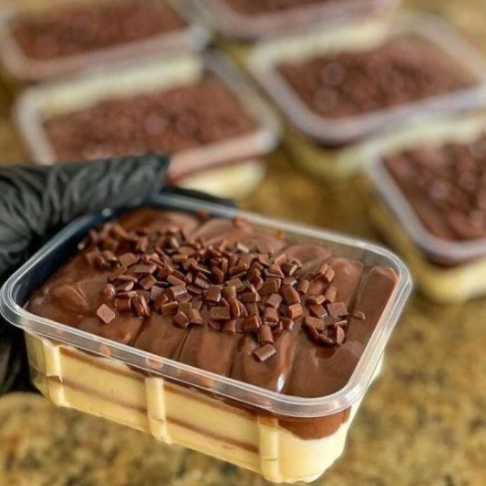 Nosso pavê Duo é um queridinho por aqui! Composto com camadas de chocolate branco, biscoito maisena piraquê, creme de chocolate e finalizado com granulle de chocolate nobre. Pote 250grs