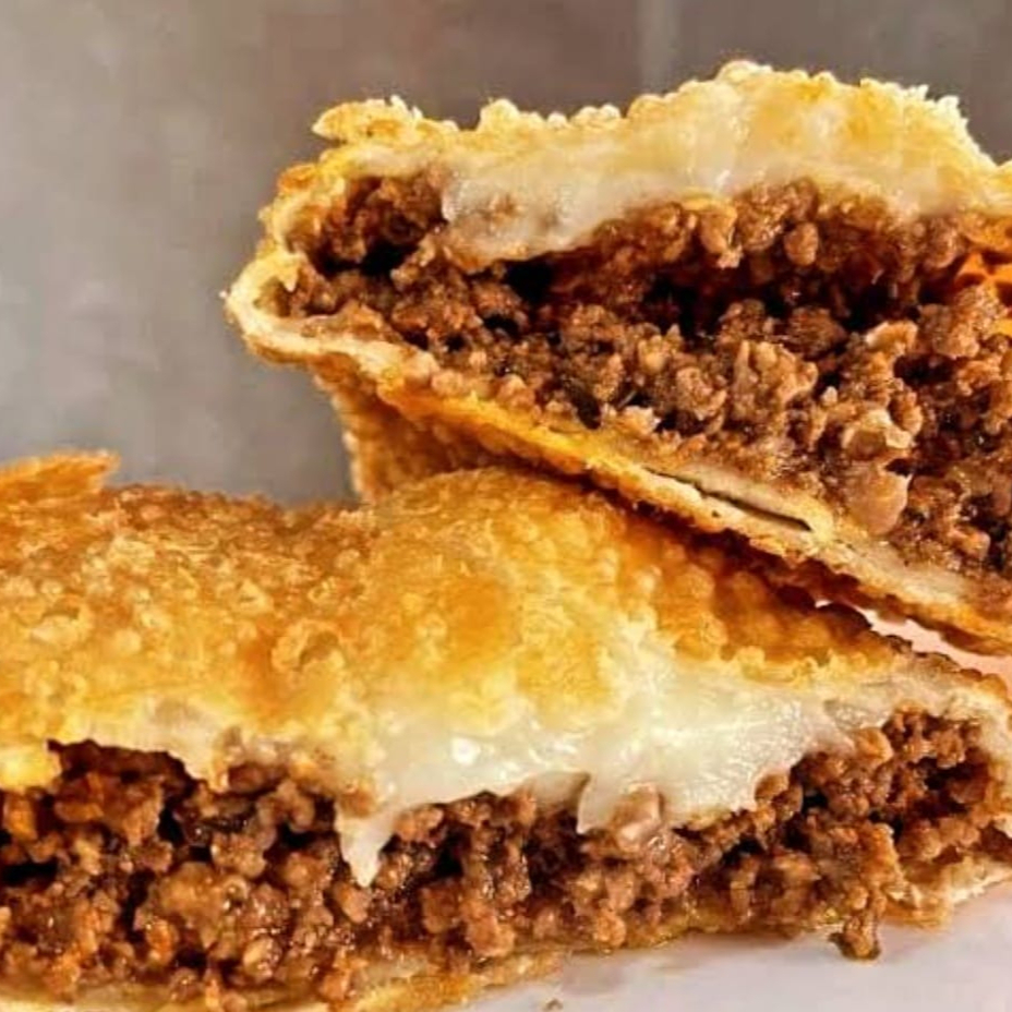 Massa crocante e sequinha, recheada com carne moída bem temperada, suculenta e cheia de sabor.