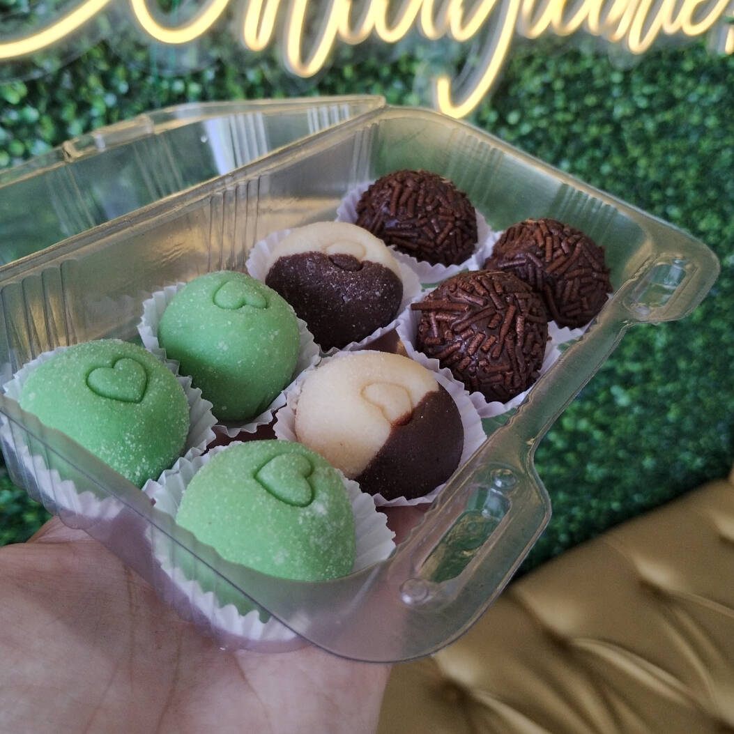 ESCOLHA 8 UNIDADES DE DOCINHOS, ENTRE: BRIGADEIROS, BEM CASADO E SURPRESA DE UVA