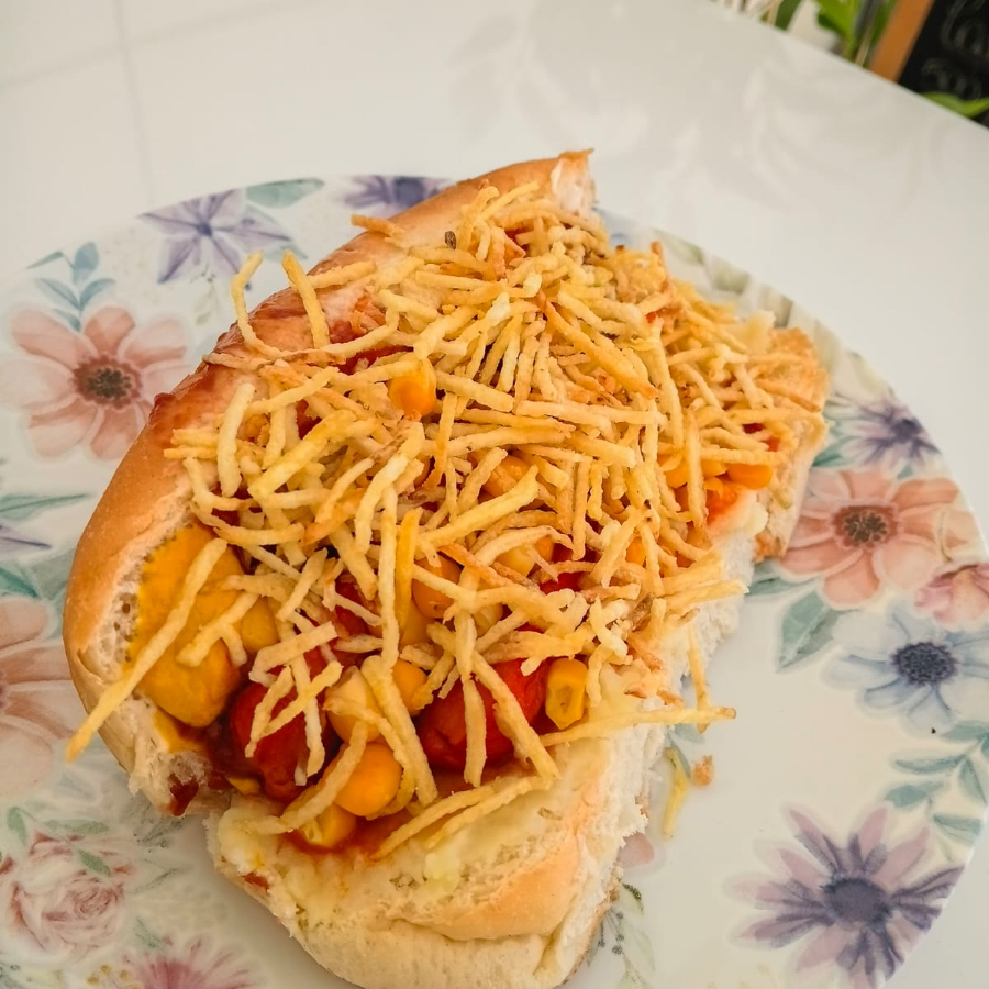 Purê de batata, salsicha no molho , tomate , babata palha ketchup, Maionese e Mostarda