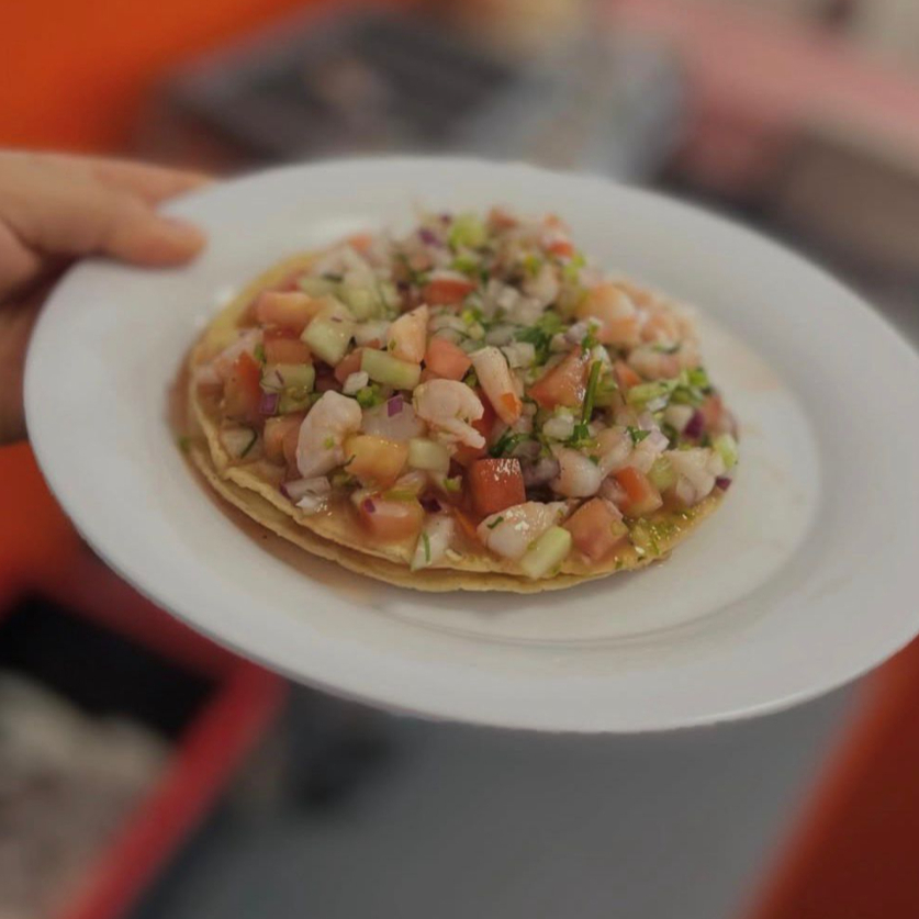 Tostada de ceviche tradicional