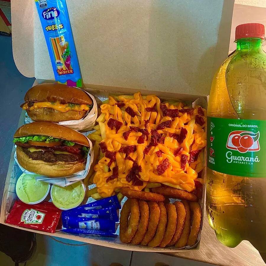 Nesse combo você escolhe seus 2 Burguers, acompanha uma porção de anéis de cebola empanada + uma mega porção de fritas com cheddar e bacon. Pra harmonizar um guaraná antártica bem refrescante e gelado de 1L