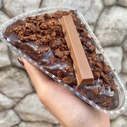 Fatia deliciosa com o nosso brigadeiro 50% e um toque especial de flocos de Ovomaltine, esta combinação é perfeita! Aprox. 185g