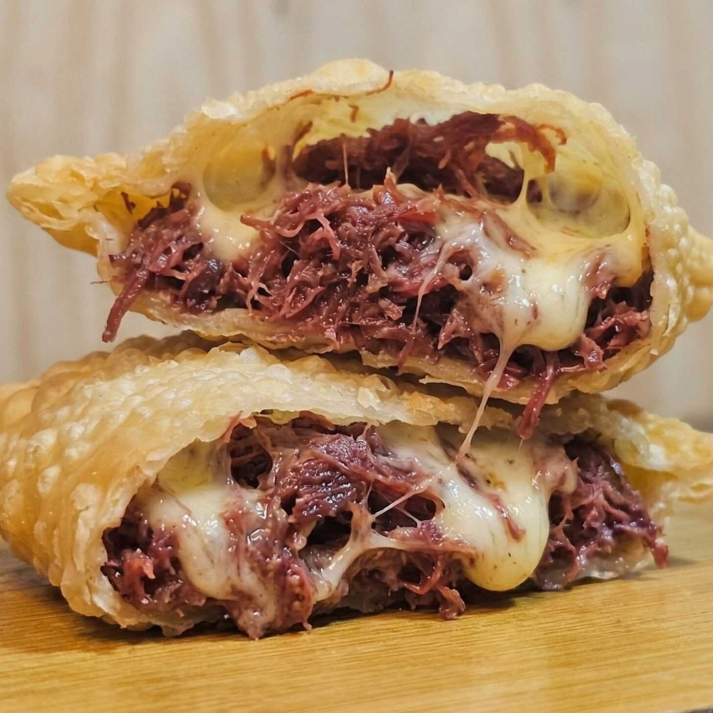 Delicioso pastel recheado com carne seca e queijo derretido, uma combinação perfeita de sabores irresistíveis!