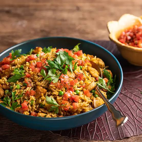 Galinhada Defumada Arroz temperado com sobrecoxa defumada e desossada, cebola, pimentão, salsa e cebolinha. Um prato cheio de sabor, com ingredientes frescos e defumação artesanal. Uma verdadeira explosão de sabor! Porção com aproximadamente 600g.