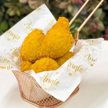 Nossas deliciosas mini coxinhas com massa de batata crocante com frango cremoso. 6 unidades