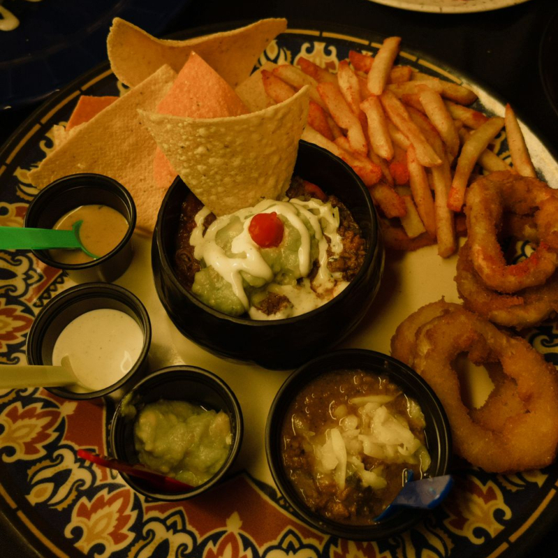 PORÇÃO DE TOTOPOS CROCANTES + DELICIOSA CARNE COM FEIJÃO E CHILLI (100GR) + GUACAMOLE + BATATA FRITA COM ESPECIÁRIAS + ONION RINGS + MOLHO MEX E SOUR CREAM
