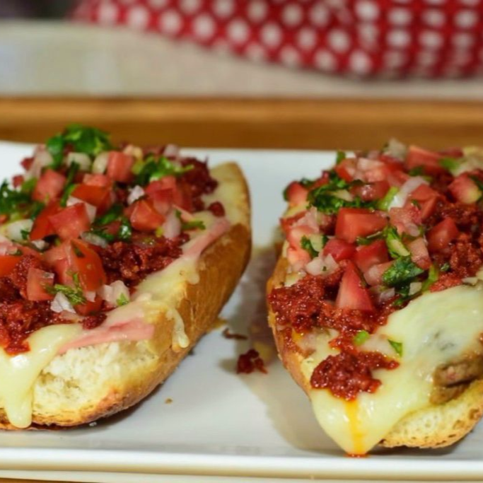 Molletes con chorizo (2 pz)