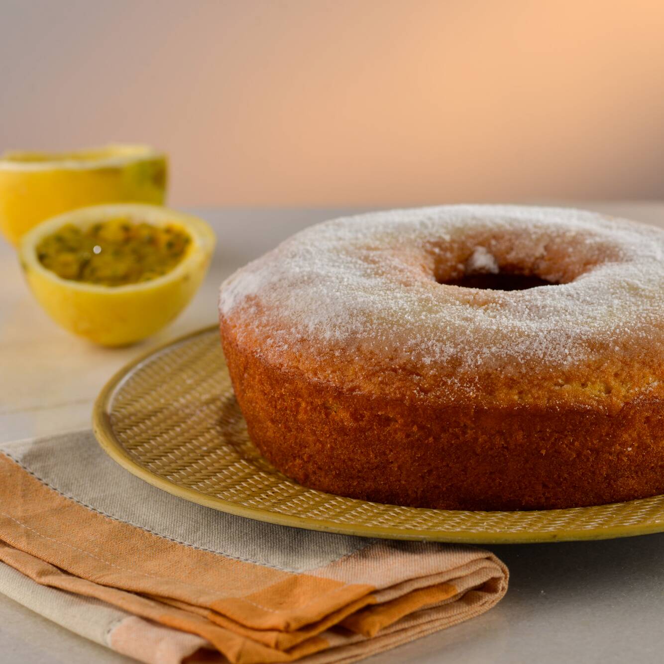 Delicioso Bolo de Maracujá caseiro, com suco na massa. Opção de cobertura: suco de maracujá, leite condensado e coco ralado. Imagem meramente ilustrativa.
Bolo pequeno serve até 8 fatias 
Bolo grande serve até 16 fatias
