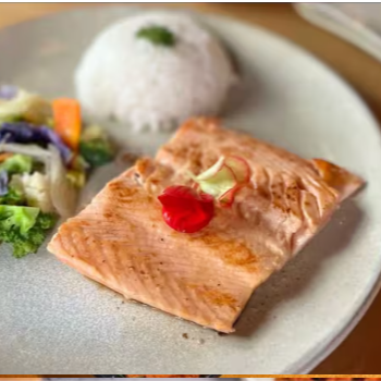 Salmão Grelhado leguems refogado gohan