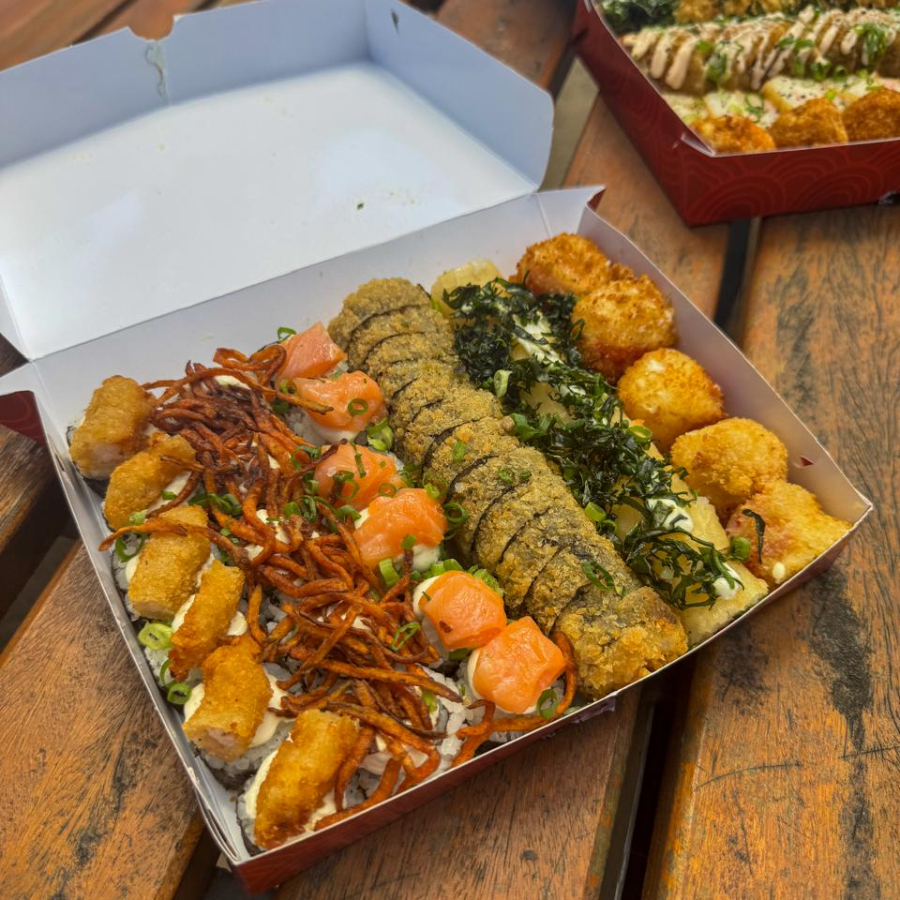 40 peças: 10 cariocas de salmão 10 hot rolls de S c/ couve 5 canepes de camarão empanado 5 canepes de salmão 5 Uramakis especial de chips c/cenoura 5 kani cheese empanados