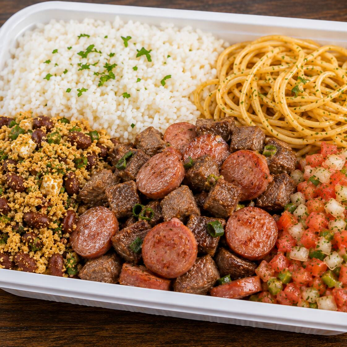 Uma combinação irresistível! Nossa marmita acompanha suculenta carne do sol em cubos, calabresa dourada em rodelas, arroz soltinho, feijão tropeiro bem temperado, macarrão saboroso e vinagrete fresco preparado diariamente.