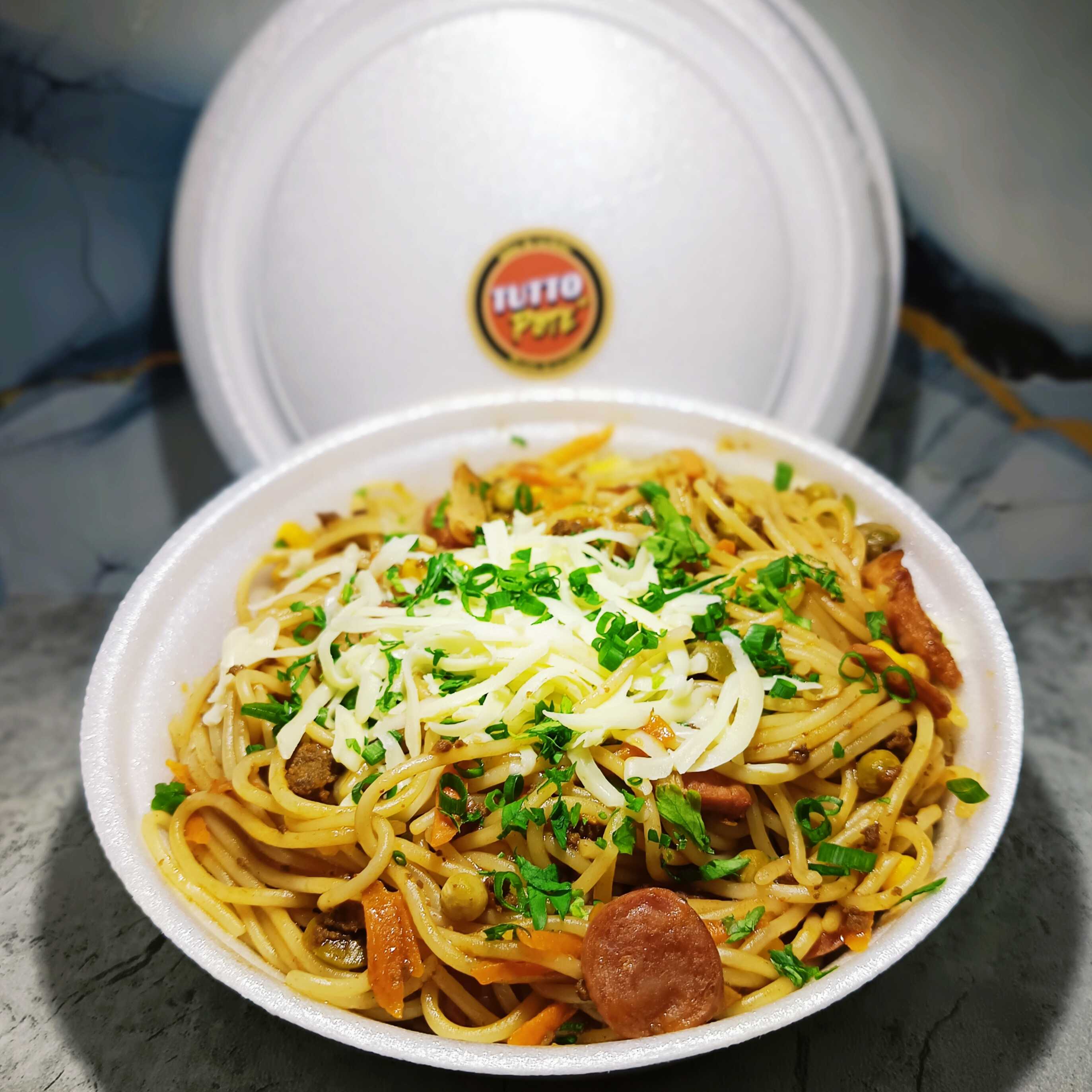 Espaguete salteada na chapa, cenoura, pimentão, milho, ervilha, azeitonas, bacon, calabresa e nosso molho bolonhesa, garantindo muito sabor e textura em cada garfada..