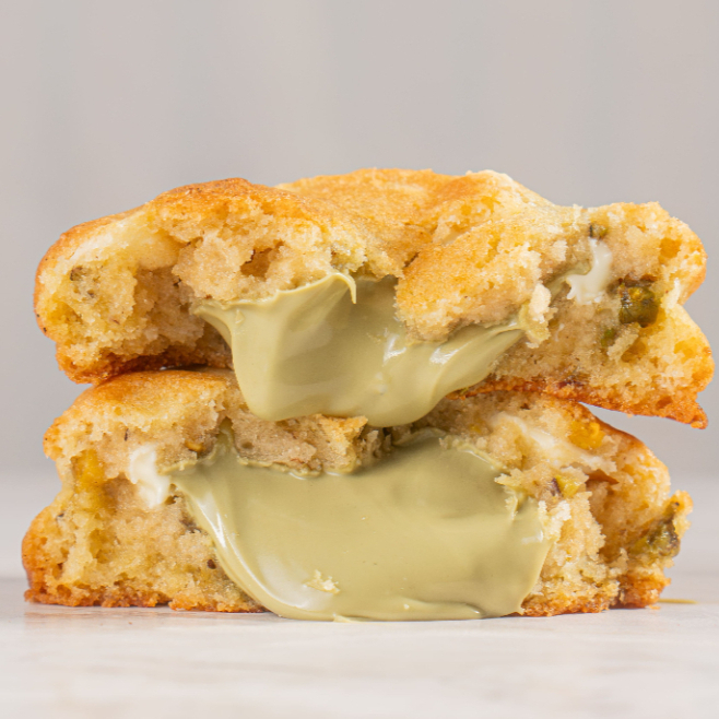 Nosso cookie de Pistache é feito com massa de pistache e gotas de chocolate nobre branco, recheado com um creme de pistache que destaca todo o sabor desse ingrediente tão especial.