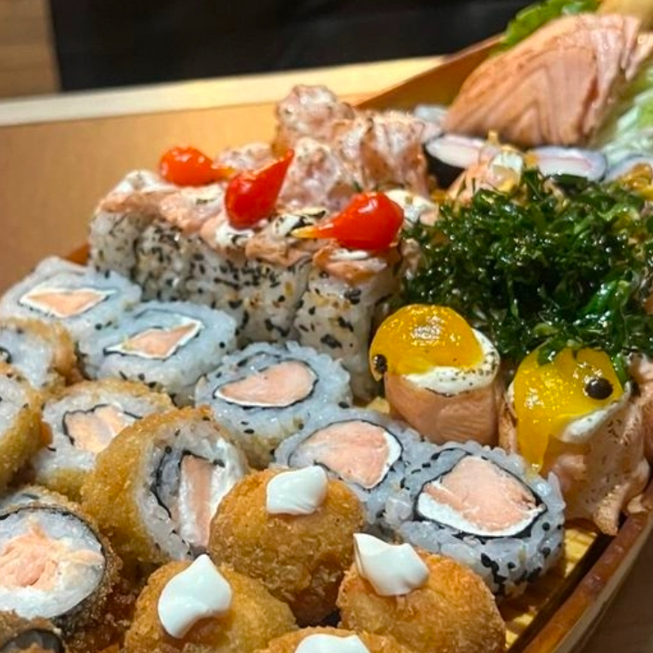 10 sushi 10 hot 10 sashimi 6 gunkans 4 niquiris 2 temaki salmao e creme cheese