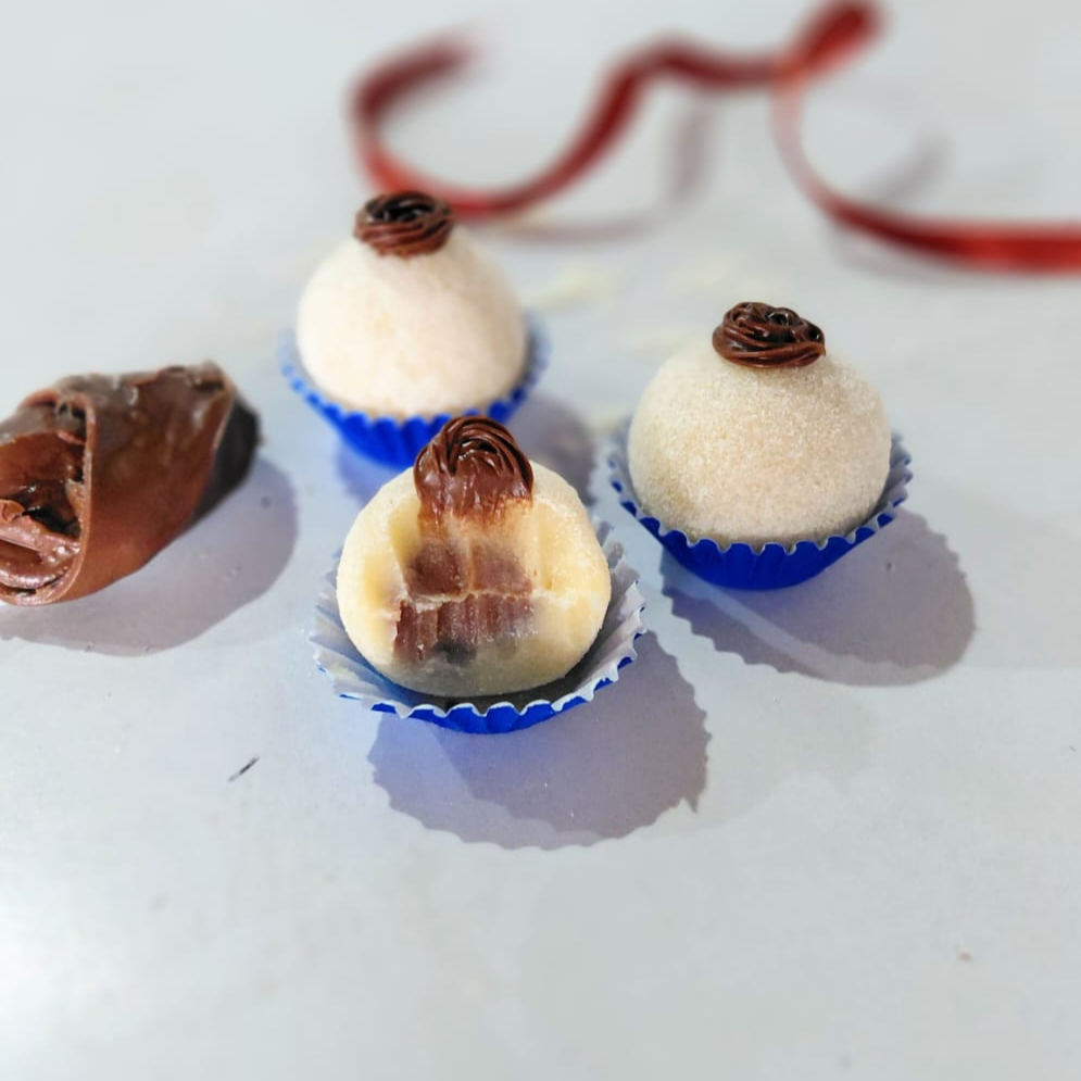 Um delicioso brigadeiro cremoso de Leite ninho, recheado com um delicioso brigadeiro de Nutella, uma explosão de sabor !
