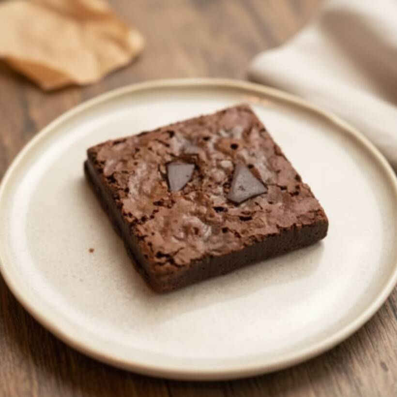 Nosso brownie de café está ainda mais delicioso, mais molhadinho e mais saboroso. Muuuito chocolate e um sabor intenso de café combinado com cacau que se desmancha na boca. Experimente :) Ah! Vale destacar que ele é maior que a média. São 5cm x 5cm de perdição.