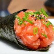 Temaki de salmão fresco cortados em cubos (cru)!
Shari (arroz de sushi) aproximadamente 1000g, salmão cru em cubos aproximadamente 100g, cebolinha e nori.