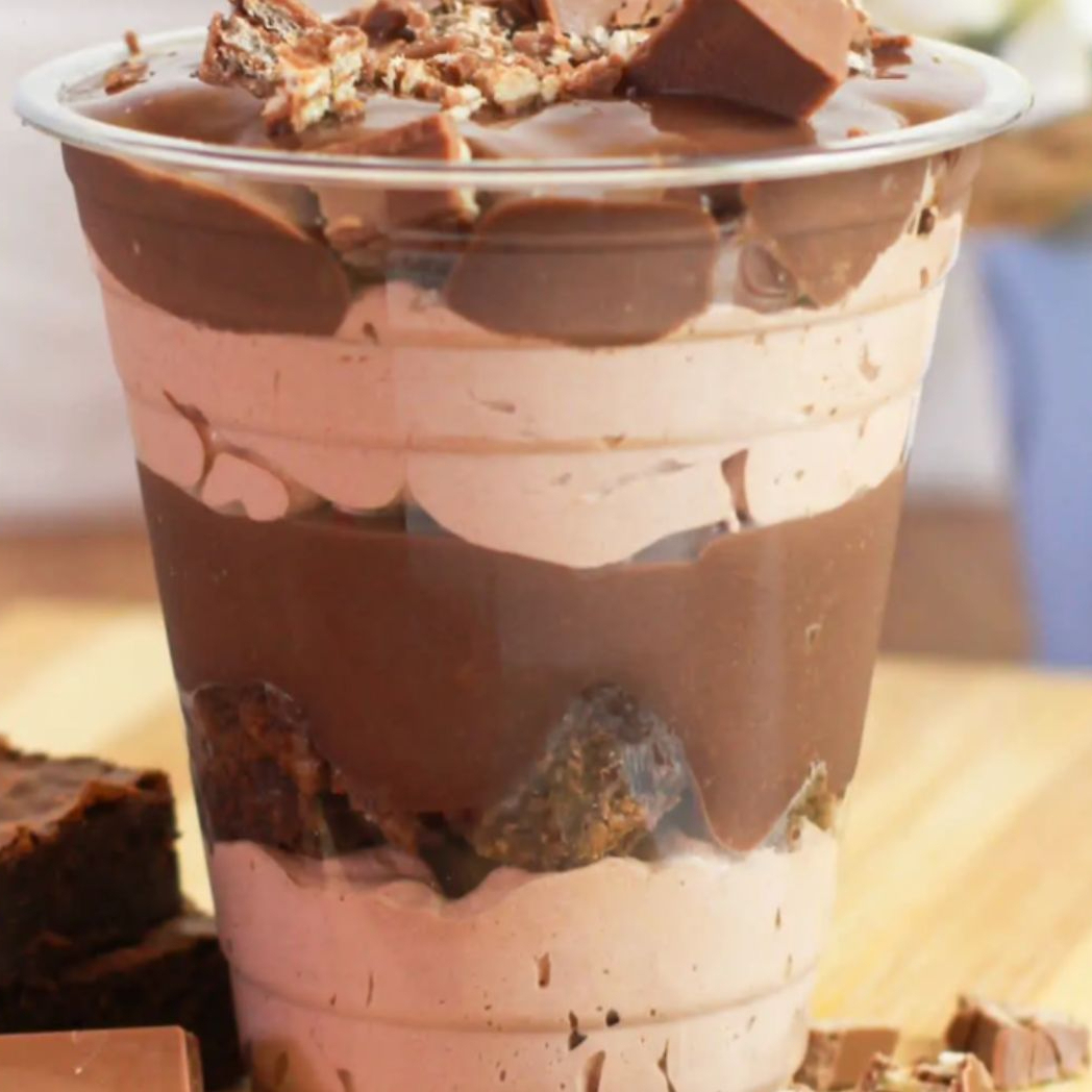A combinação perfeita para quem não abre mão de qualidade. Montado em camadas para você sentir todos os sabores em cada colherada! O que vem no copo: * Brigadeiro Tradicional; *Mousse de Nutella original; * Brownie em cubos; * Gotas de Chocolate; * Finalizado com mais brigadeiro e brownie. Ideal para dividir (ou não!).