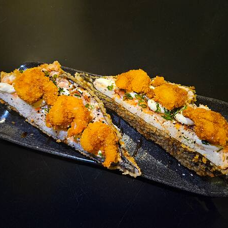 Temaki gigante de 500g empanado e frito em massa especial Himitsu crocante, super recheado com Camarão Himitsu, salmão, cream chesse, cebolinha e gergelin, finalizado com molho teriaki artesanal Himitsu. Composição do prato compreende o salmão in natura. Todos os pedidos incluem um par de hashis, um shoyu e um teriyaki Himitsu da casa para aprimorar ainda mais o sabor destas deliciosas iguarias.