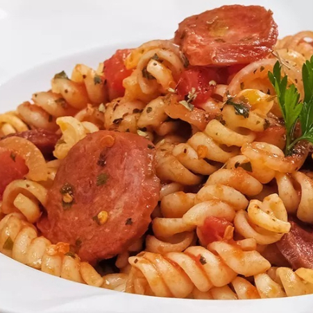 Fusile de semola com ovos, molho de tomate pomodoro natural, linguiça calabresa, cebola em rondelas, cebolinha picada.