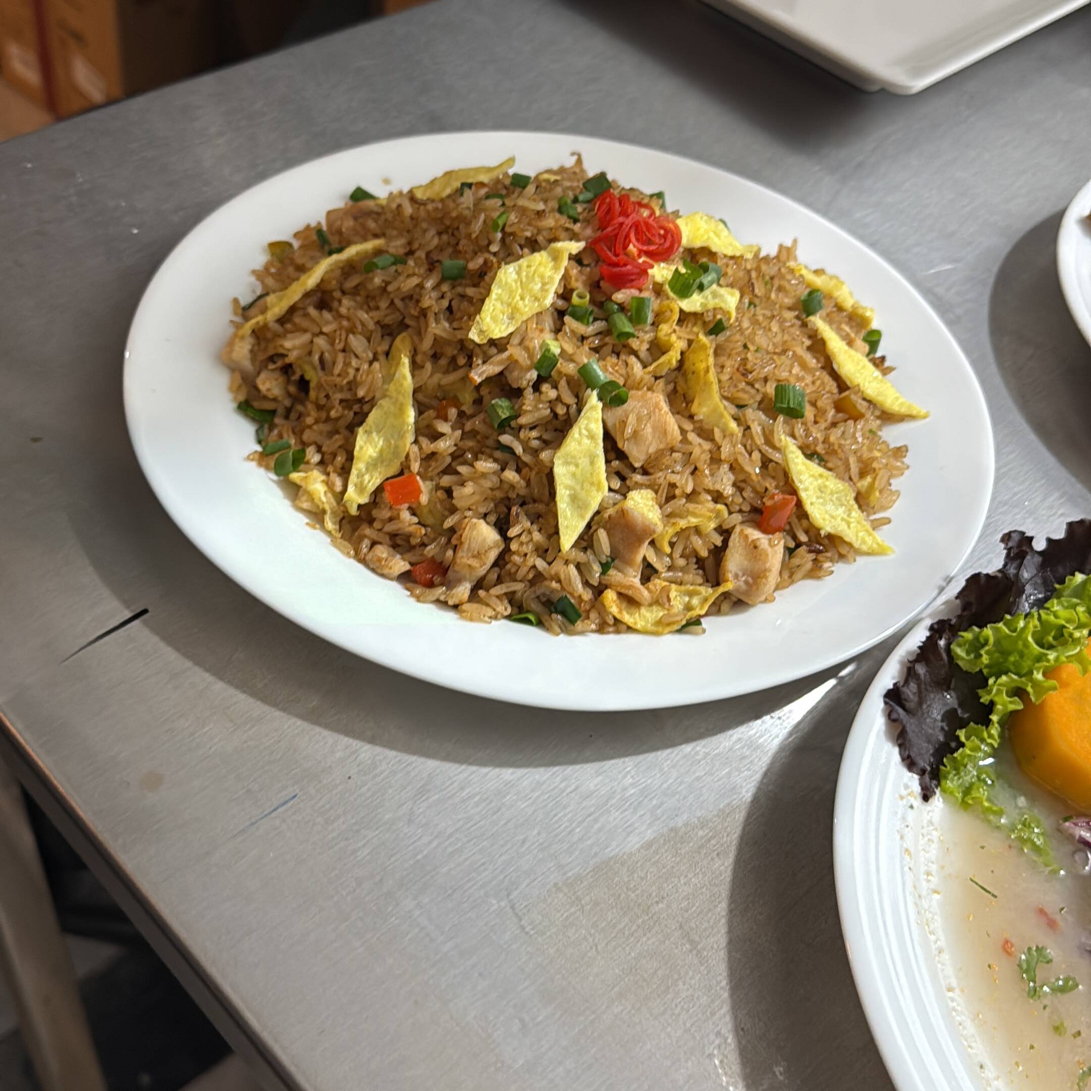 arroz feito no estilo chines com frango e carnes, com cebolinha e ovos e pimentão feito no wok