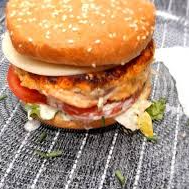 Hamburguesa Salmon con Queso de Cabra