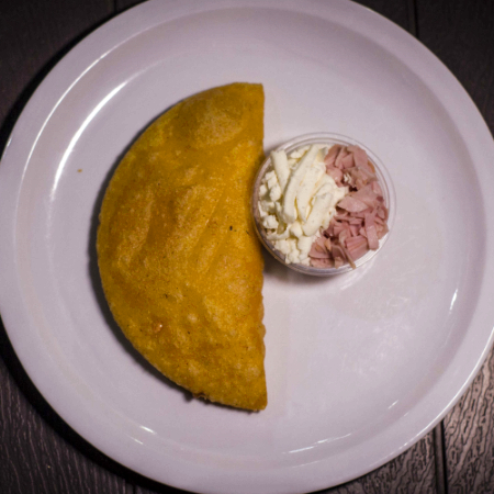 Empanada de Jamón con Queso