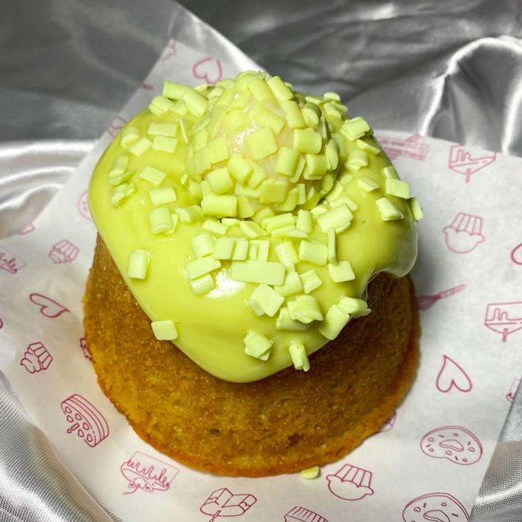 Massa branca, recheado com creme de pistache, finalizado com pistache e granulado de pistache.