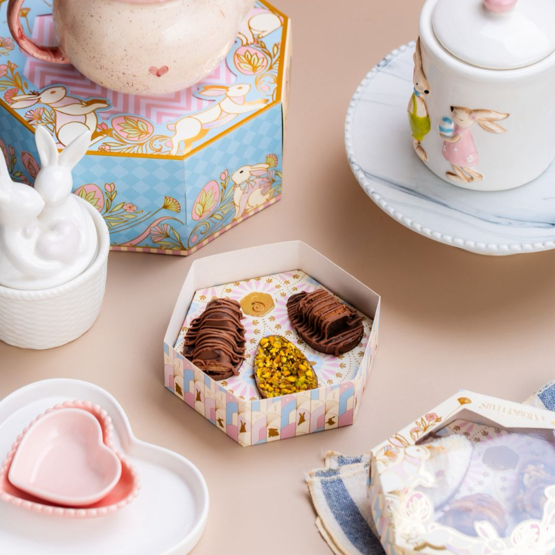 Casca de chocolate belga recheada com palha de pistache. Casca de chocolate belga recheada com brigadeiro belga e brownie. Casca de chocolate belga recheada com brigadeiro belga e cookies. Aprox. 140g