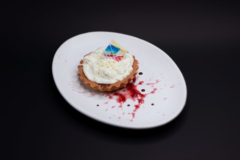 Tarta de frambuesa con chocolate blanco.